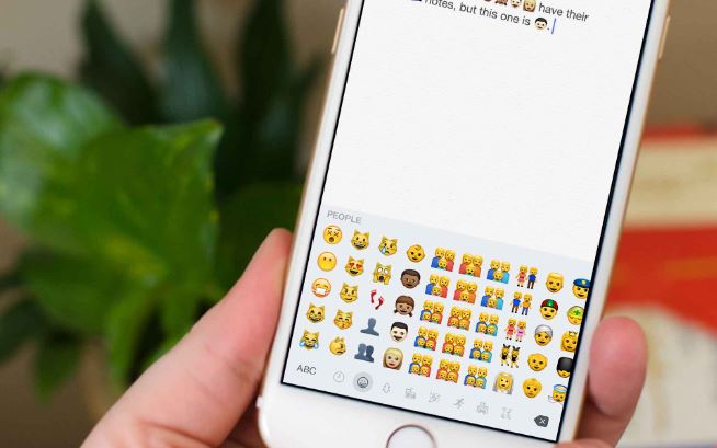How to Change Emoji Skin Tone on iPhone, iPad or Mac