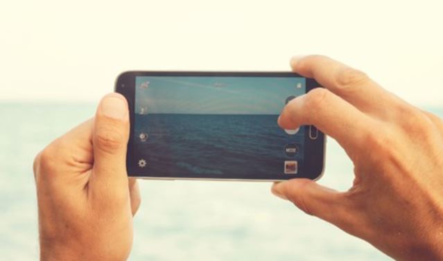 How to take Hands-free photos on Android and iPhone