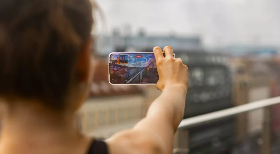 How to use both cameras simultaneously on iPhone
