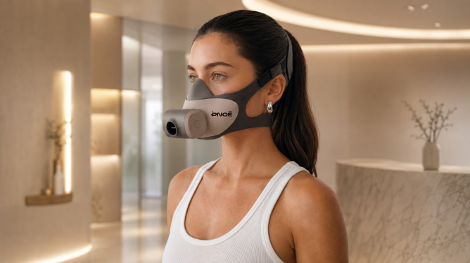 PNOE 2.0 metabolic breath testing mask worn by a woman