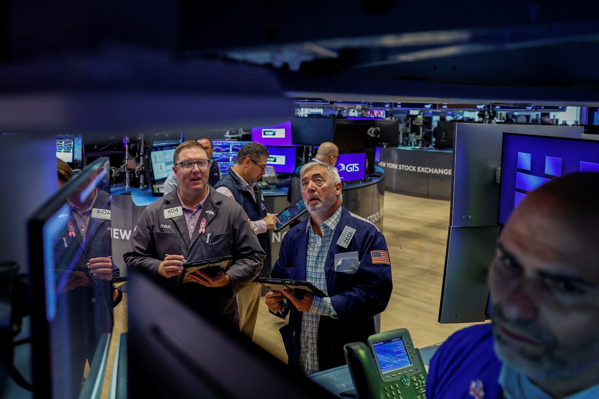 AI Stocks Rebound as Investors Return to Semiconductor and Data-Centre Names